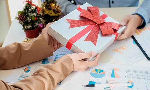 Quali sono i regali aziendali più assurdi e strani mai fatti dai datori di lavoro ai propri dipendenti