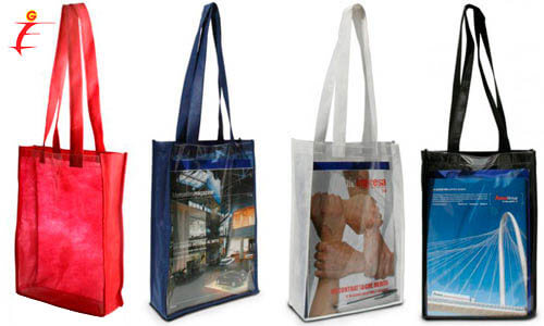 Borsa in TNT con un lato trasparente. Borsa in TNT con un lato trasparente.