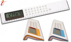 Righello bianco con calcolatrice Righello bianco con calcolatrice
